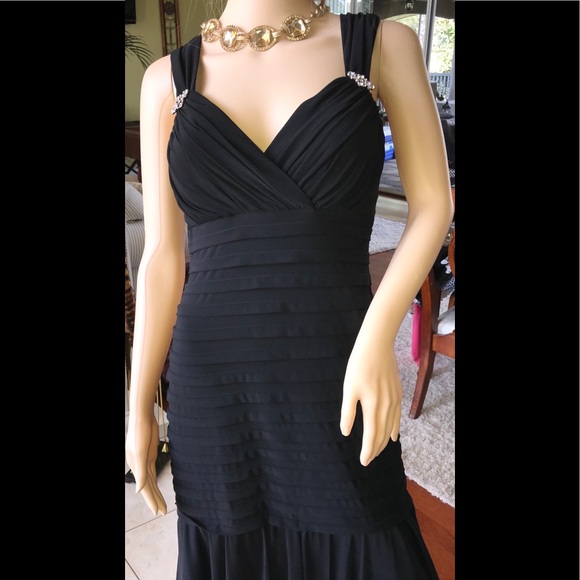 Elegant Evening Gown - Picture 8 of 8